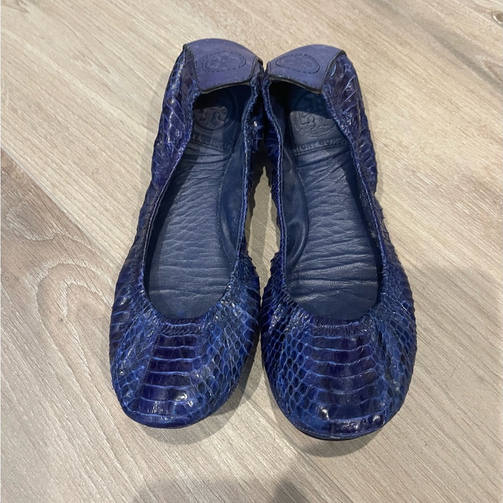 Tory Burch Blue Snakeskin Flats EUC 7